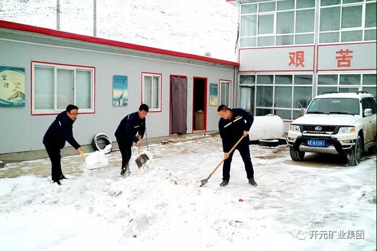 人間四月芳菲盡，山中春雪還復(fù)來