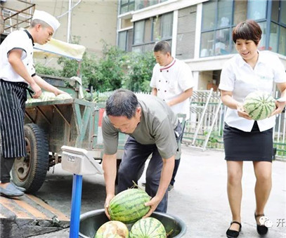 買下一整車西瓜，讓瓜農(nóng)早點(diǎn)回家